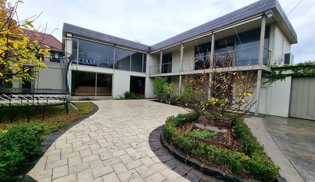 Large Golden Mile house sleeps 12. Within 50 meters of the beach and restaurant.