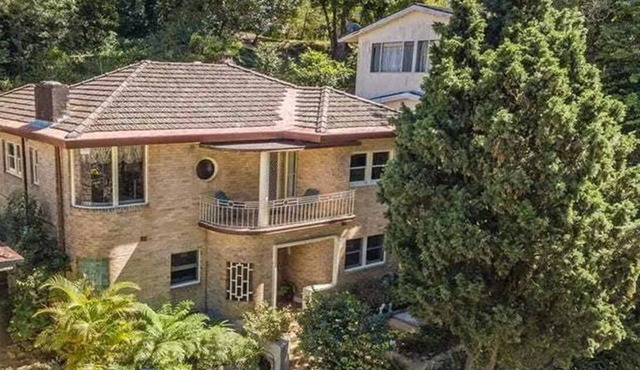 Large gracious Art Deco house private & conveniently located. Sleeps 12