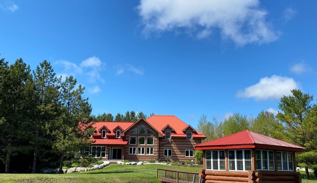 Large Grand Bend Getaway. Swim, Golf, Relax