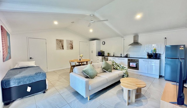 Large Granny Flat Easy Access to CBD & Bayside