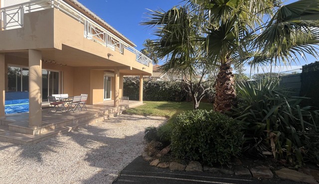 Large ground floor apartment of 110m2 for 6 privileged guests, direct access to the beach, 3 large bedrooms, air conditioning, wifi, 2 private parking spaces.