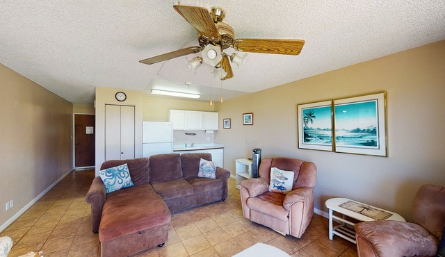 Large, ground-floor condo with outdoor pool, grills, full kitchen & WiFi