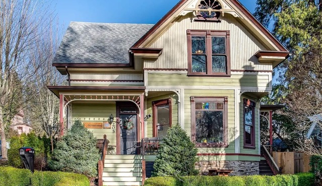 Large group in Eugene, Exquisite Historic Landmark 11Bedroom, 4.1BA, New Hot tub