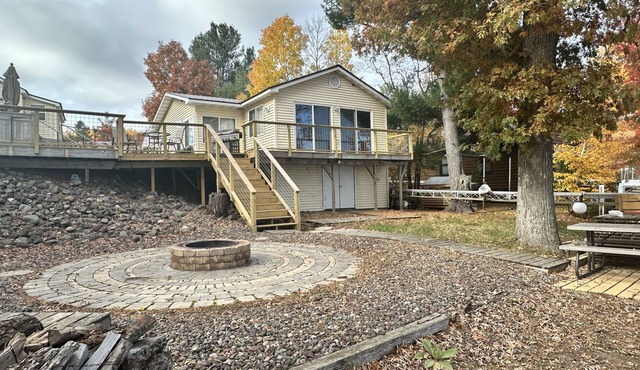 Large group lakeside getaway on Big Yellow Lake! Pet friendly!