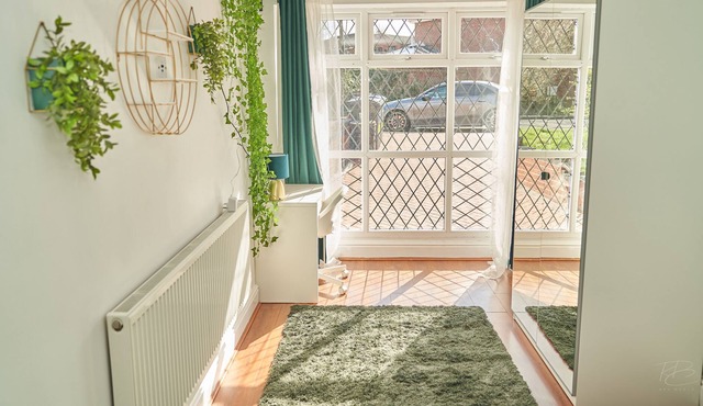 Large group NEC Stay Stunning House Birmingham NEC