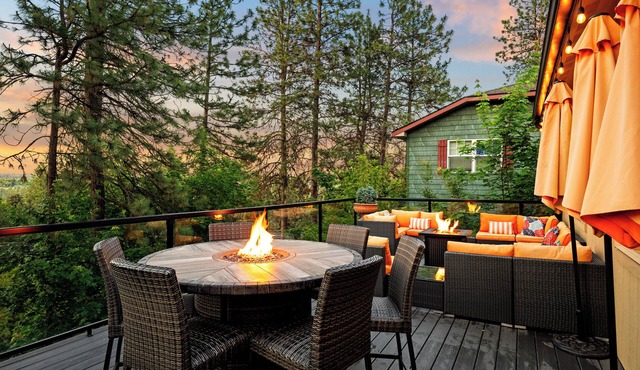 Large Group Retreat: Private Gym, Large Dining Area, Central Location