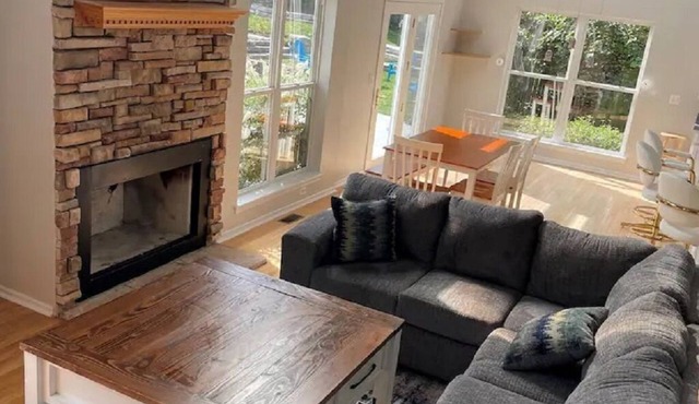 Large Group Retreat w/secluded party room and private pool