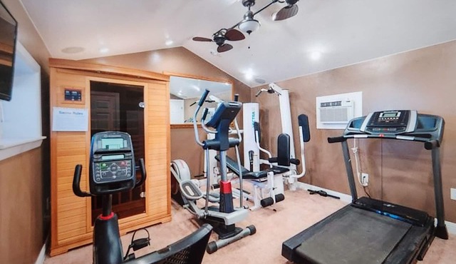 Large Group Stay Near Zion—Bryce—Grand Canyon—Sleeps 17–30+—Hot Tub, Sauna, Yard