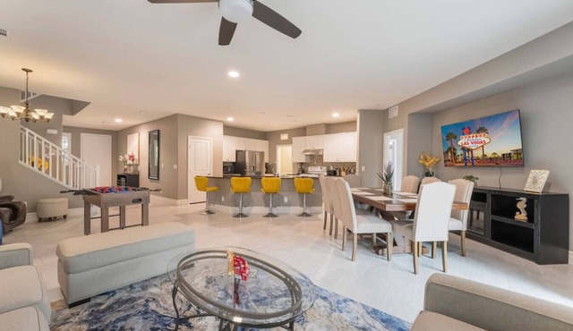Large Groups! Game Room| BBQ| Spacious| Near Strip