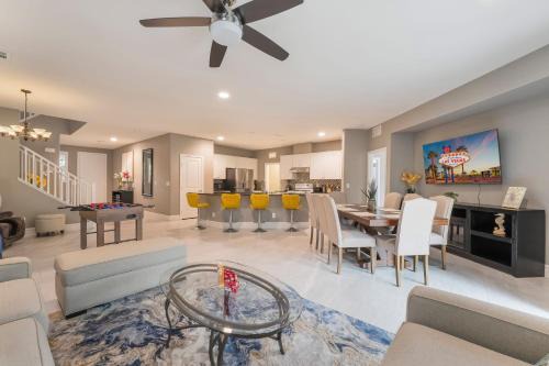 Large Groups! Game Room BBQ, Spacious, Near Strip