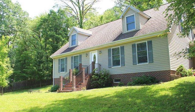 Large Groups, Hot Tub, Near Attractions, Wooded/Country Setting w/Aparment/Annex