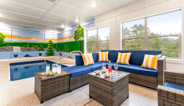 Large Groups - Sleeps 24, Indoor Pool, Hot Tub, Mtn Views, Arcades, A+ Location!