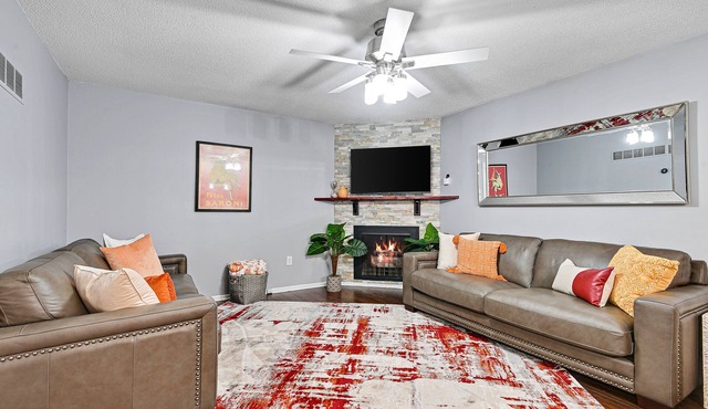 ♧Large Groups Welcome♧Peloton Bike+Tread♧Ping Pong Table♧Deck♧8 TVs♧Parking