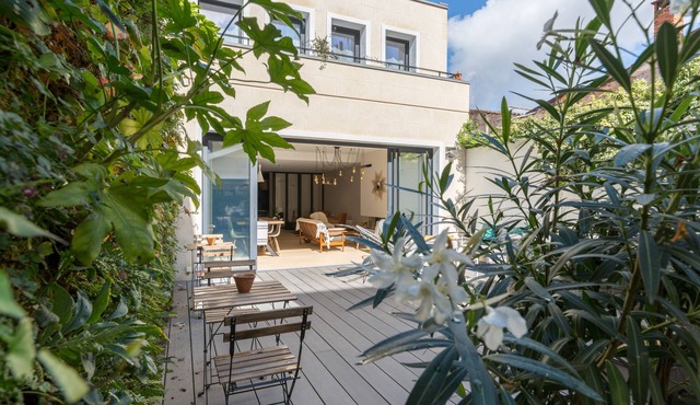 Large guest house with parking, terrace and jacuzzi in the center