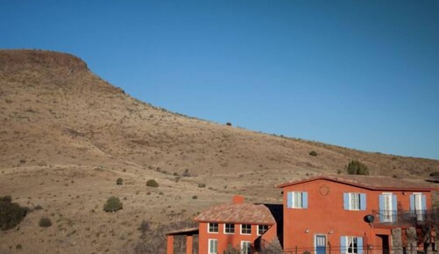 Large guesthouse withpool/spa, 360 degrees mountain views, horses welcome