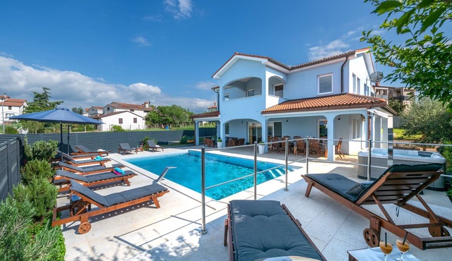 Large heated pool, sauna, jacuzzi, charging station for electric vehicles 22kW