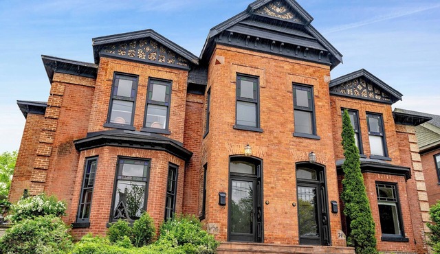 Large Heritage Duplex, 12 min to Blue mountain Village, Downtown Collingwood