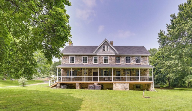 Large Historic Home in Pennsylvania Dutch Country!