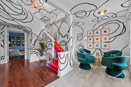 Large historical home w/fire pit, chef kitchen.