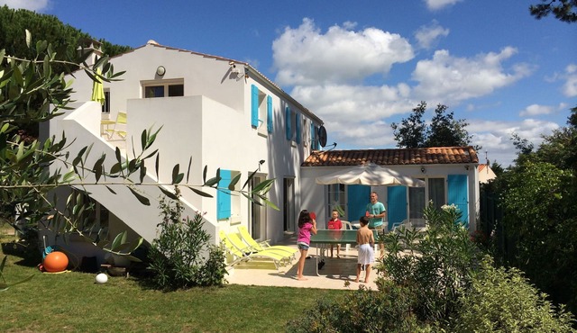 Large holiday home (9 to 11 people), by the sea and the forest.