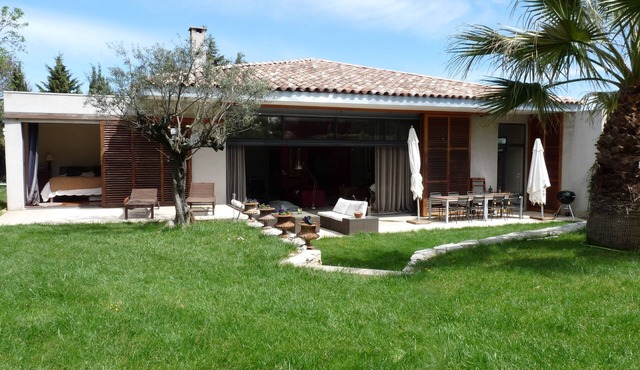 Large holiday home with pool and garden near Montpellier and the beach