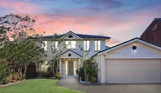 Large Holiday Home with Heated Pool on demand near Lake & Beaches