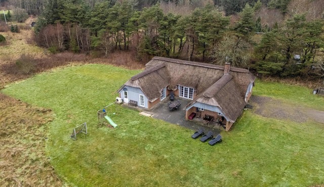 Large holiday home with pool, spa and sauna, 1500 meters from the North Sea.