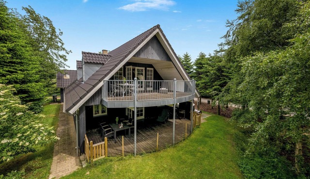 Large holiday home with large outdoor wilderness bath and activity room, only.