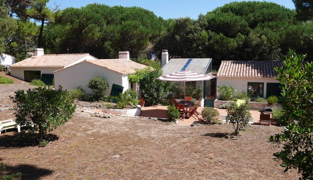 Large holiday home with direct access to the sea
