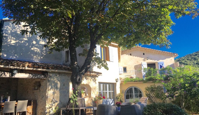 Large Holiday House - Pool, Air Con, High Speed WiFi & Mountain Views