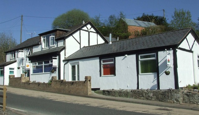 Large Holiday Let Suitable for Families, Groups. Sleeps up to TEN. Games room.