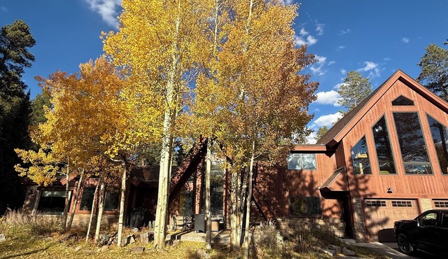 Large home 3 blocks off Main Street with Fabulous Ski Hill Views