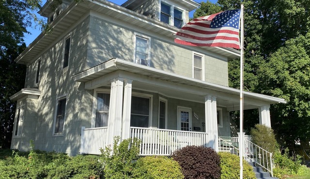 Large Home 5 min to Field of Dreams