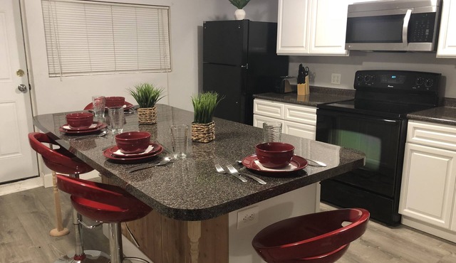 Large Home Accommodates Up To 15 In Niagara USA