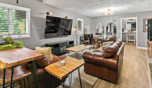 Large home centrally located; walk to Zoo, Sunken Gardens or Telegraph District.