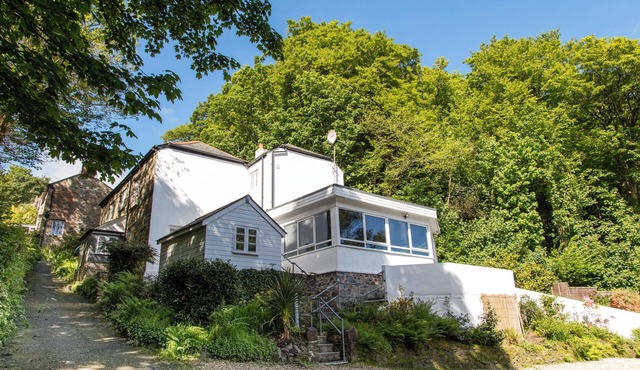 Large home. Close to Beach, all en-suite bedrooms. Peaceful Wooded valley views