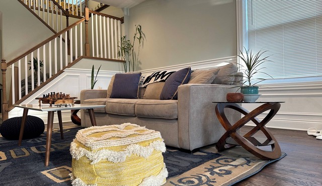 Large Home, Full in-home Gym, washer/dryer, flat Screen TVs, WiFi, and MORE!
