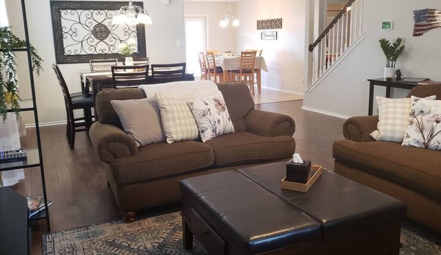 Large home near Lackland base, mins to SeaWorld, easy access to major freeways