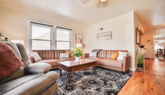 Large Home next to Southeast Hospital - 2 King Beds - Fast Wifi