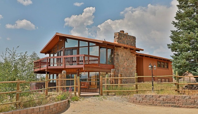 Large Home on 5 Private Acres, Hot Tub with Mountain Views, Epic Sledding Hill!