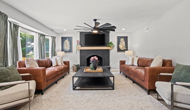 Large Home on Acre w/Hot Tub
