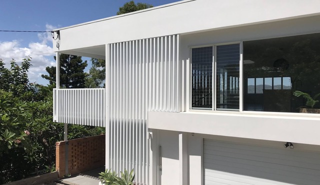 LARGE HOME ON CASTLE HILL | WALK TO STADIUM