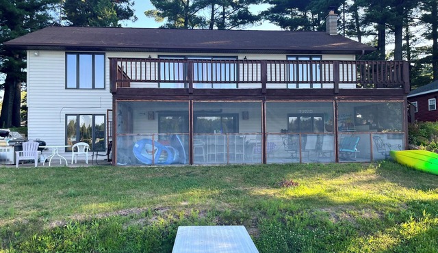Large Home on Crystal Clear Lake Sunday-Sunday rental