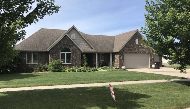 Large home on golf course, close to Seven Oaks, Ledges Park & ISU. Sleeps 12+