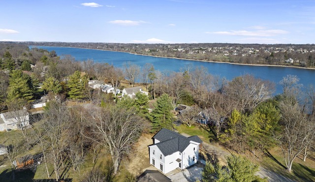 Large home, Peaceful, Gameroom, HotTub, Riverview, Location Location Location!