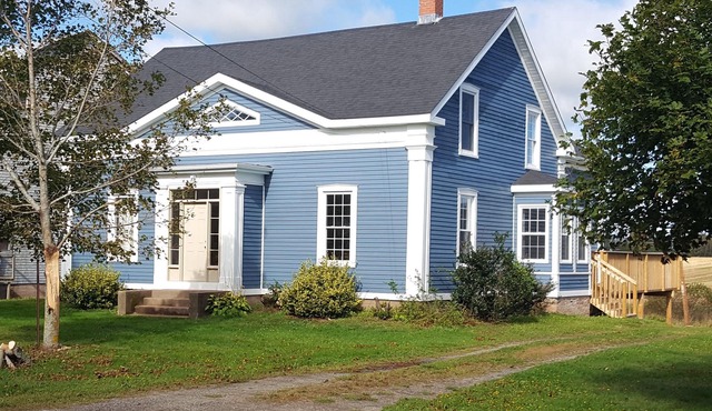 Large home perfect for reunions, golf getaways, and winery tours.