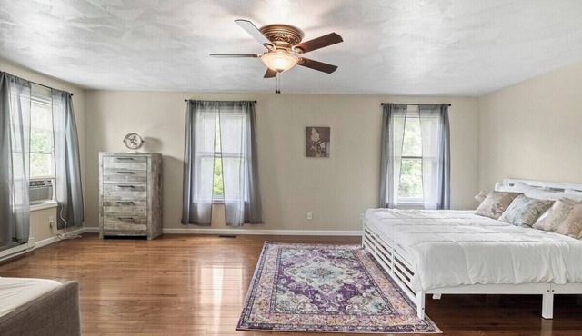 Large Home Sleeps 22! Dogs Ok!