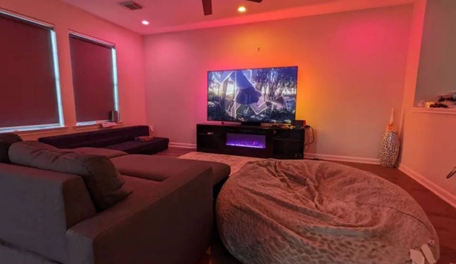 Large Home! Theater + Ambient Living Room Near NRG.