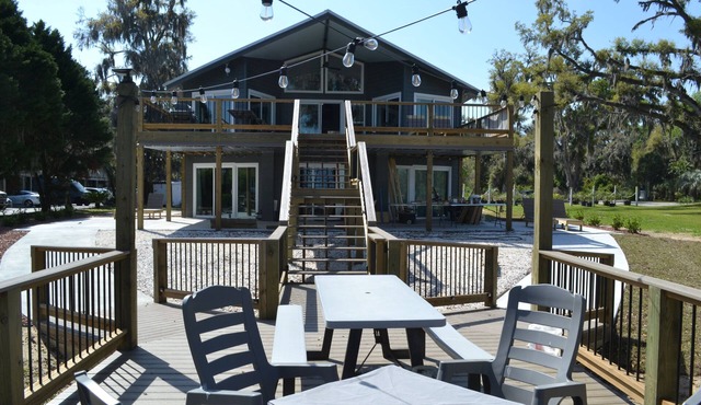 Large home w/3 separate kitchens & living spaces