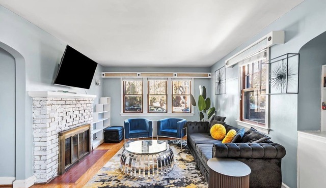 Large home w/4 kitchens near DC sleep 24 driveway